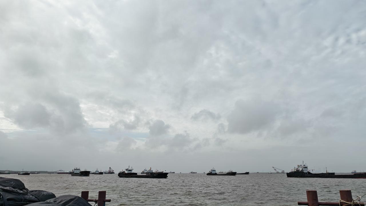 九号台风将至，上海的天空也渐渐阴沉下来。受台风影响，自今日起，东南风逐渐增强。长