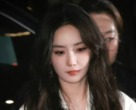 杨幂突然冲上高位热搜这次不是因为新作品，而是被网友扒出，2026米兰时装周Pr