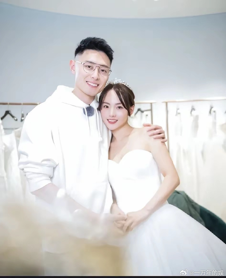 这么看，买超还是很爱张嘉倪的。虽然给不了她堂堂正正的婚礼，但经常带她去穿各种婚礼