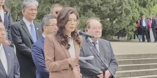 郑丽文这趟“和平之旅”的第一站，选在了南京中山陵。她一步步走下那392级台阶，在