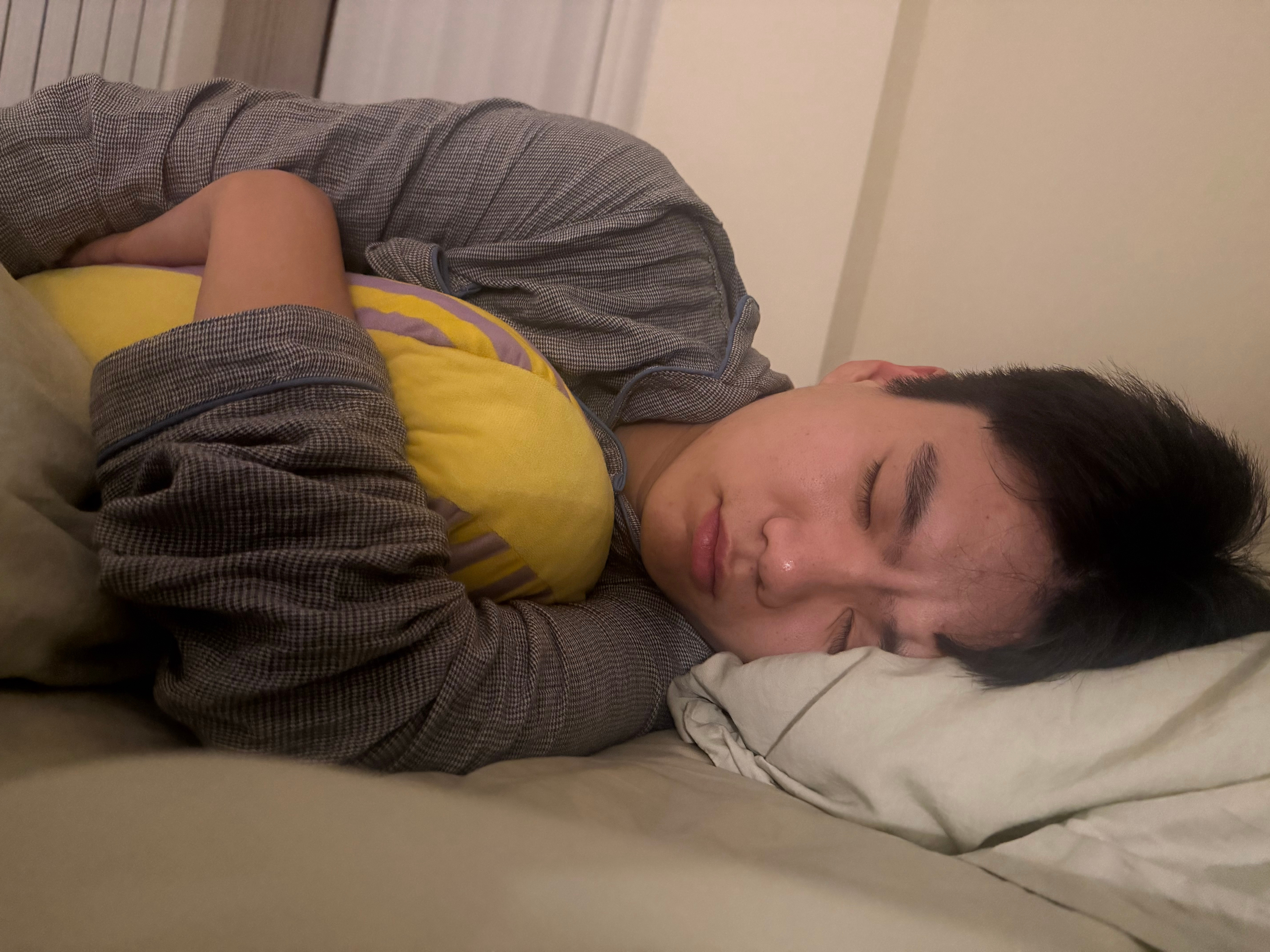 我不知道的哈哈哈哈哈哈就这样一人抱个抱枕睡觉吧​​​