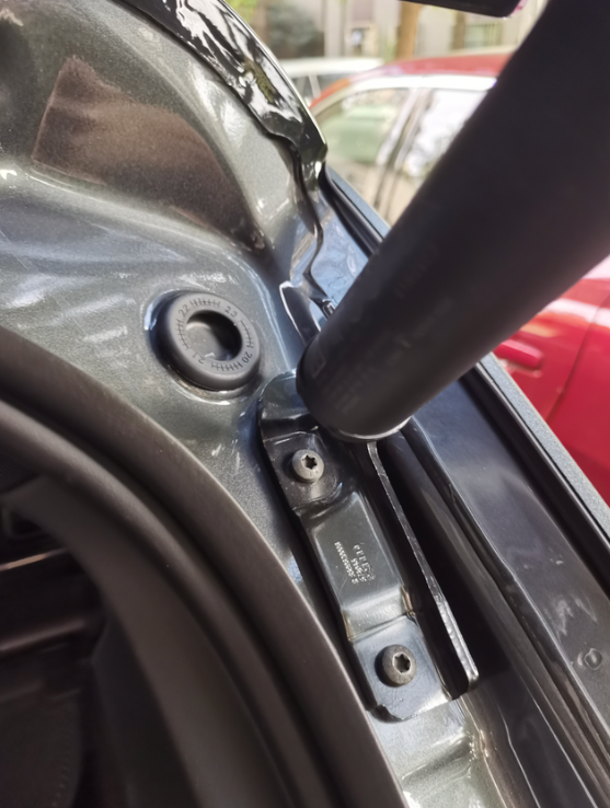 关于23款01的后尾门电机减配前两天刚提的23款01，后尾门只有一边有升降电机