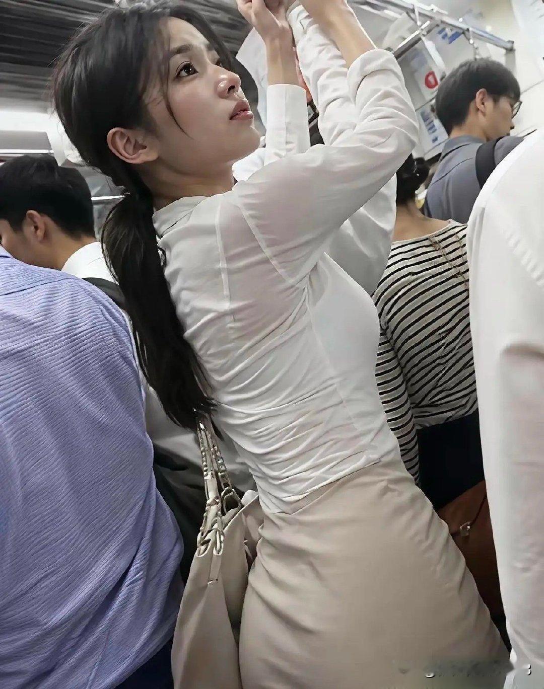 两个美女是不是同一个人，求答案？