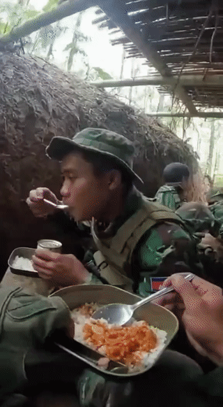 泰国🇹🇭和柬埔寨🇰🇭两国再次爆发边境武装冲突！几个柬埔寨士兵正躲在战壕