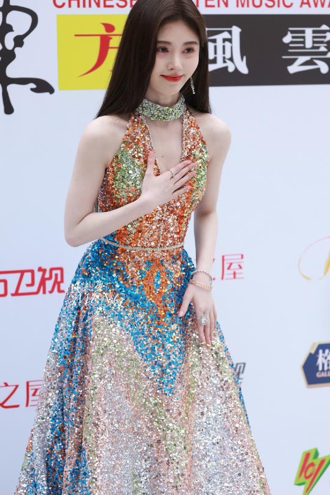 这套生图好飒，好直观的美貌鞠婧祎​​​