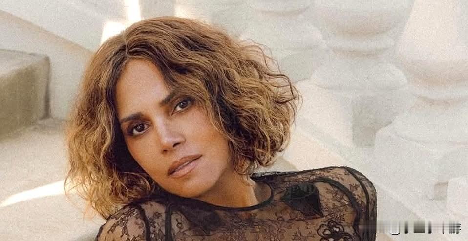 哈莉·贝瑞揭露“获封奥斯卡影后”后的辛酸：片约并未增多，导演仍因“肤色”不愿选