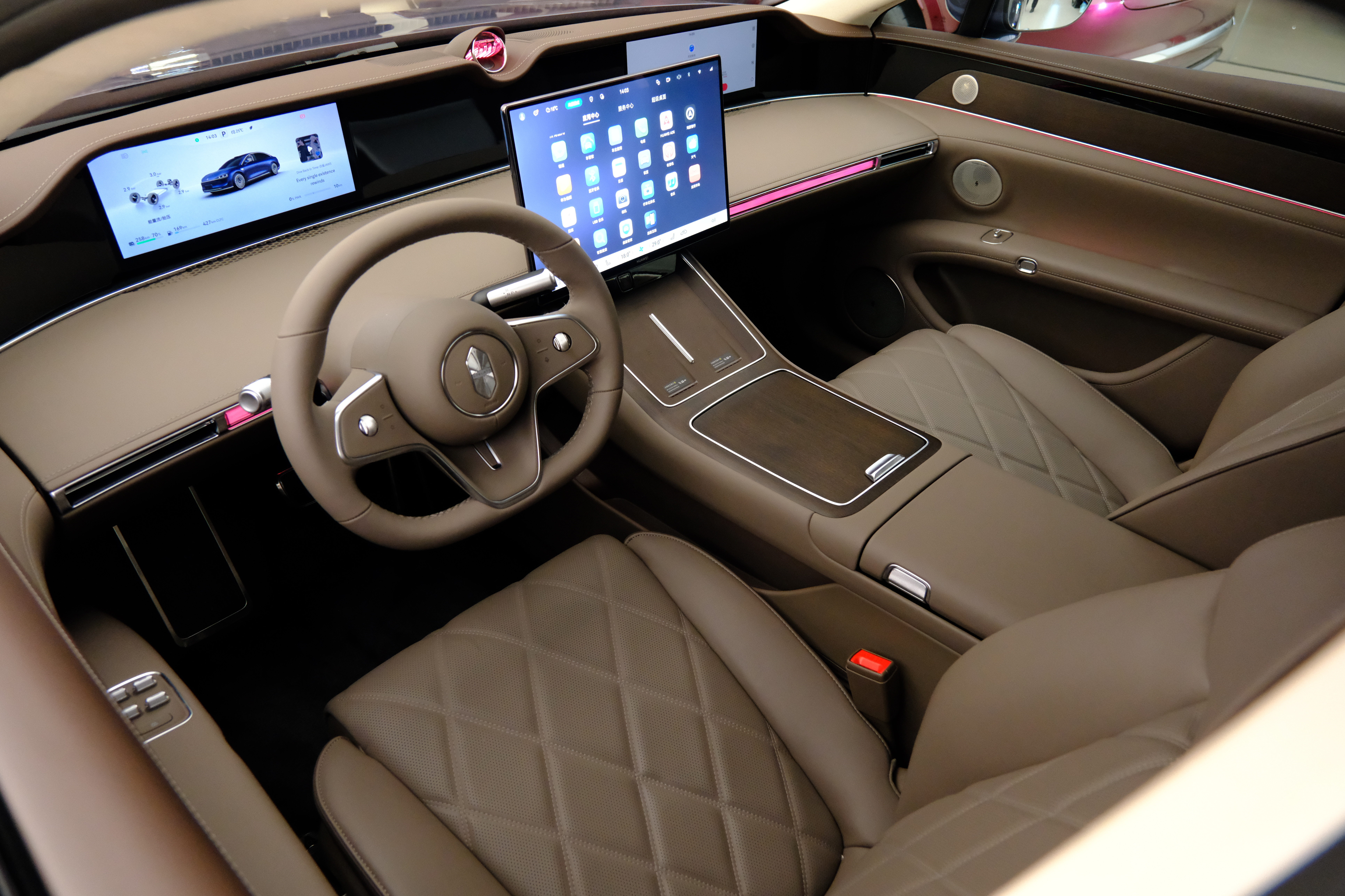 阿飞这次带相机去拍新款享界S9了，因为我一直说S9内饰是同级最有精致感的内饰，看