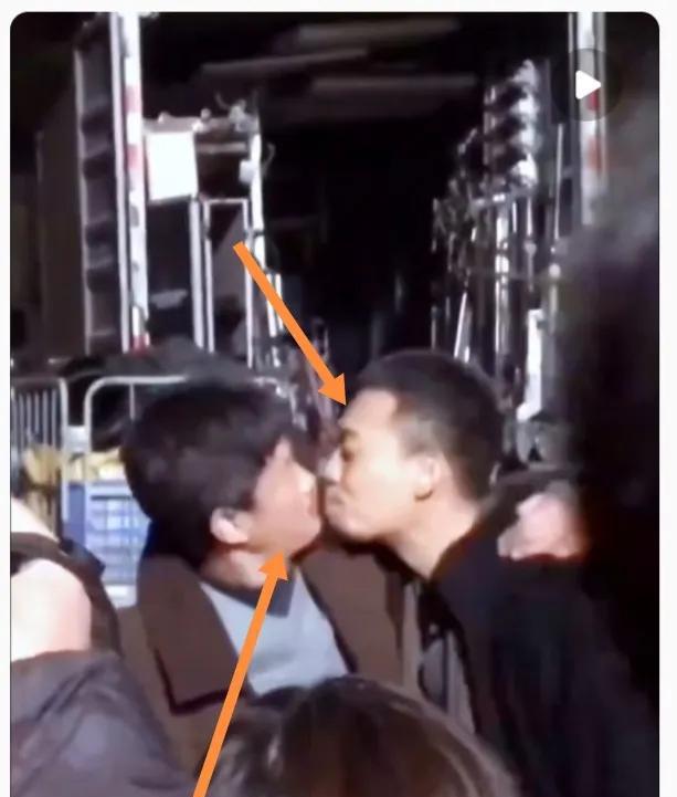 张译第一次见吴京有点发怵，吴京搂住张译就说，兄弟会喝酒不？张译说不太会，结果吴京