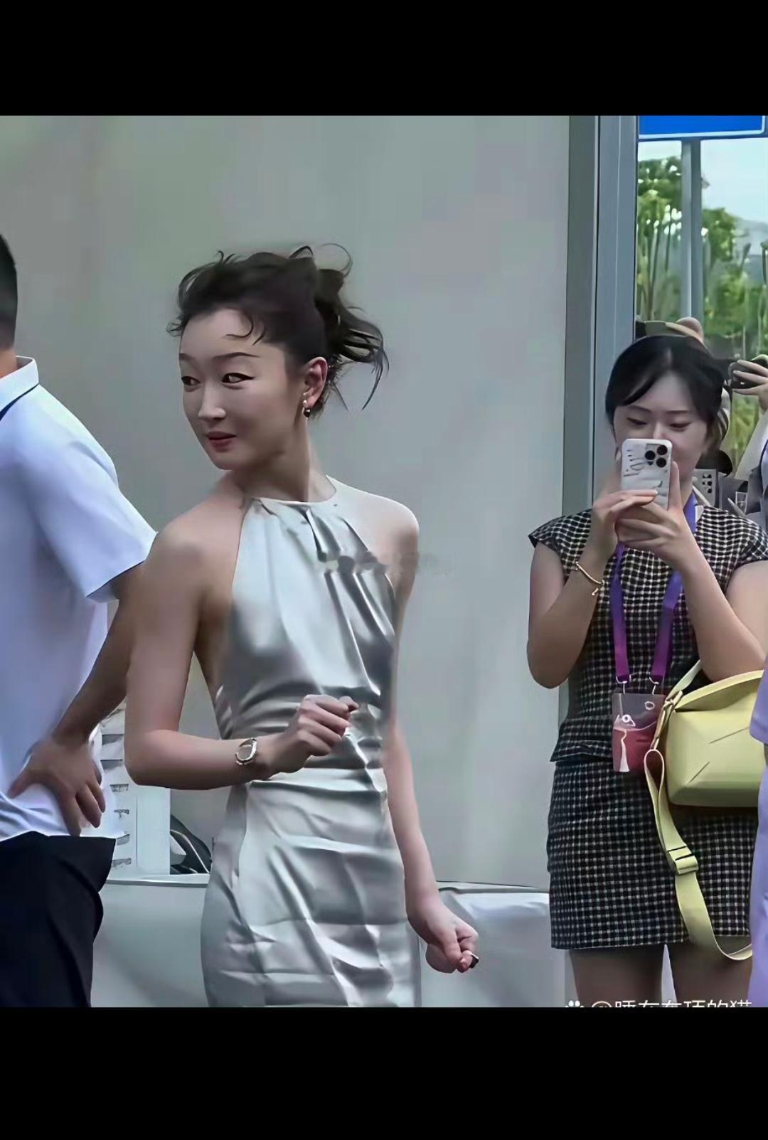 周冬雨也太猖狂了吧，竟然穿成这个子样子出来了！知道你长的瘦，但是再瘦也是小女生
