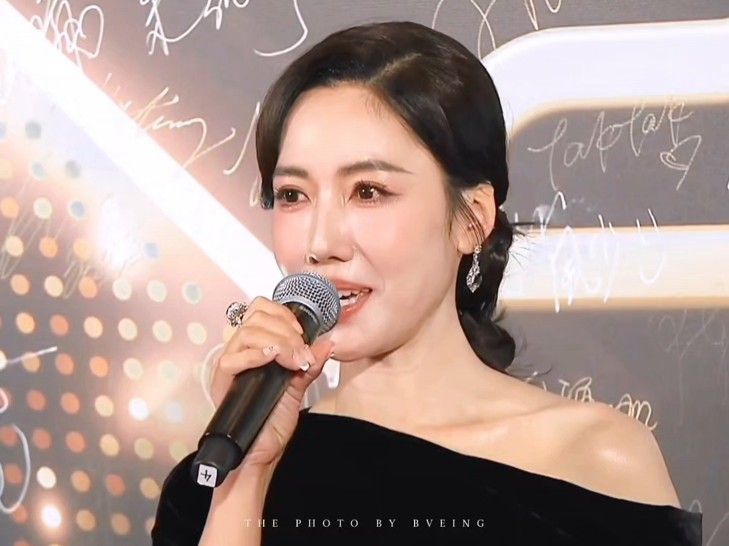 这真的美神降临了…所有人请看今晚tvb万千星辉红毯李施嬅美成什么样了…