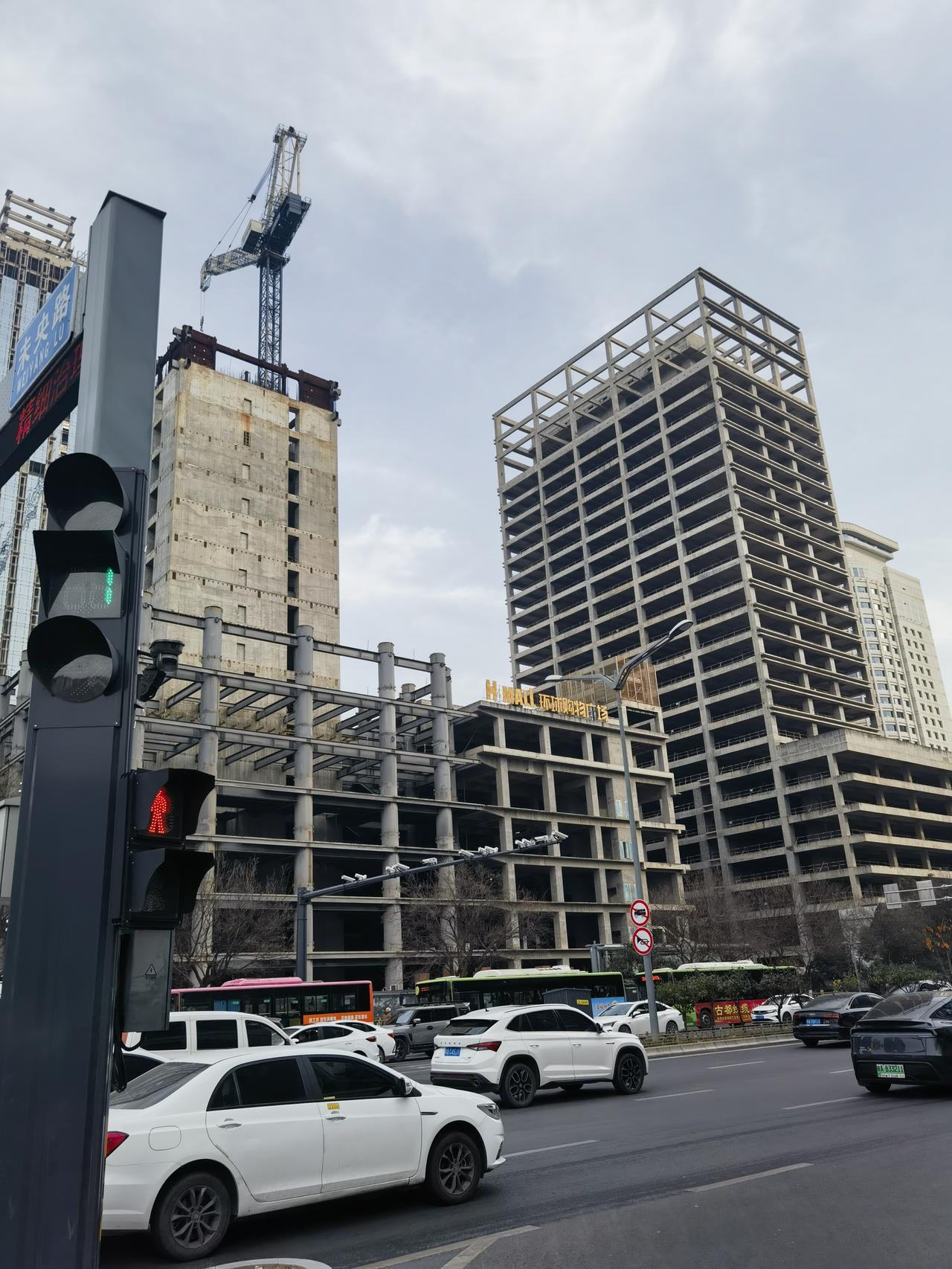 太可惜了，西安凤城五路与未央路什字东南角环球购物广场烂尾了！这么好的地理位置，主