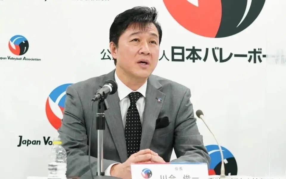 日本排协主席川合俊一彻底坐不住了！主场0‑3不敌中国女排，更扎心的是泰国已经压过日本名古屋亚运会女排