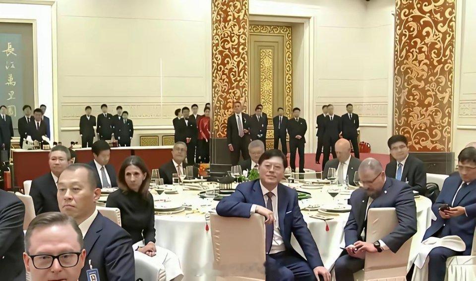 2014年，杨元庆当着全国观众的面问马斯克：“你现在有多少客户？”马斯克老实回答