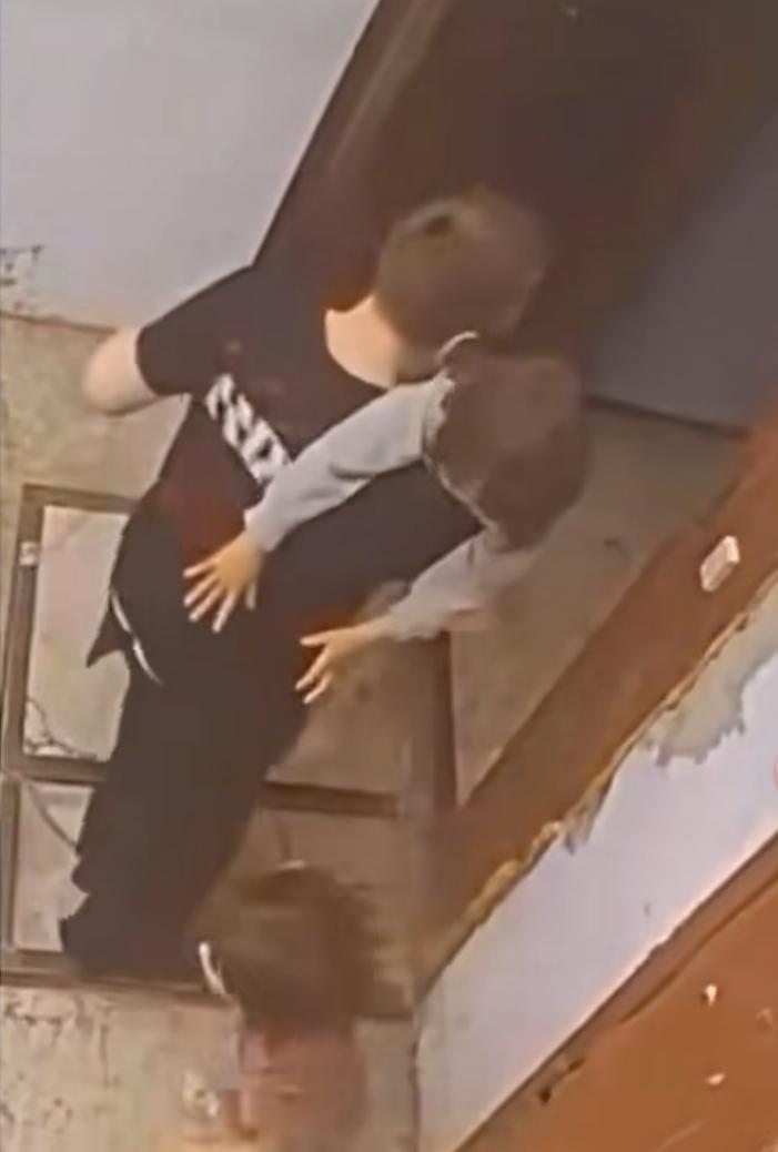 看到多家大媒体转发这个俄罗斯新闻，有些疑惑，俄罗斯也不缺女人啊！这哥们至于吗？