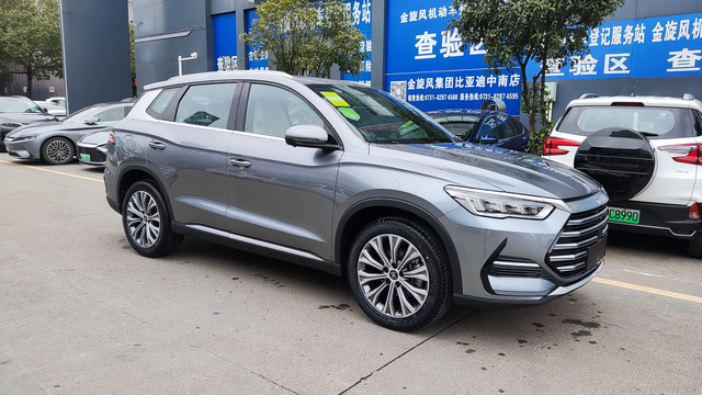 突然就通知提车了昨天早上刚上班，4儿子销售发了一张车的照片，说你的突然到了……