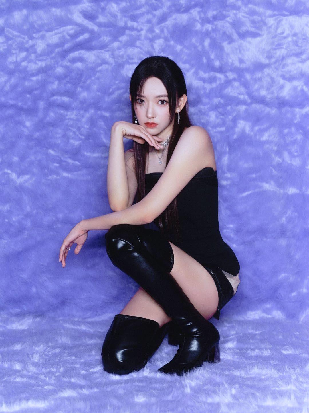 程潇你把春天缝进绿蕾丝的肩线让玫瑰在窗沿旁，偷望你侧脸的弧线白纱与珍珠串起