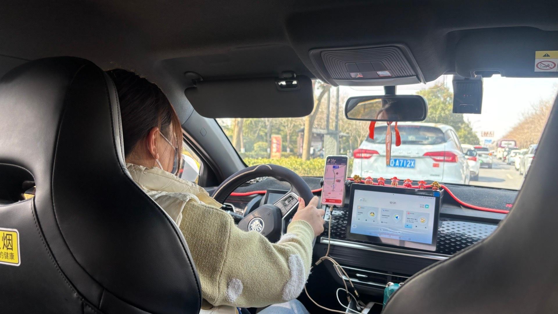 打了辆比亚迪秦Plus纯电版，是个女司机，她说这车24年买的，当时花了15万多。