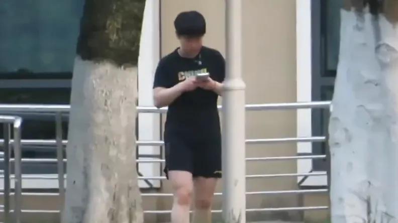 孙颖莎认真备战中国大满贯，放假期间也不闲着，独自一人上下训，边走边玩手机不久前