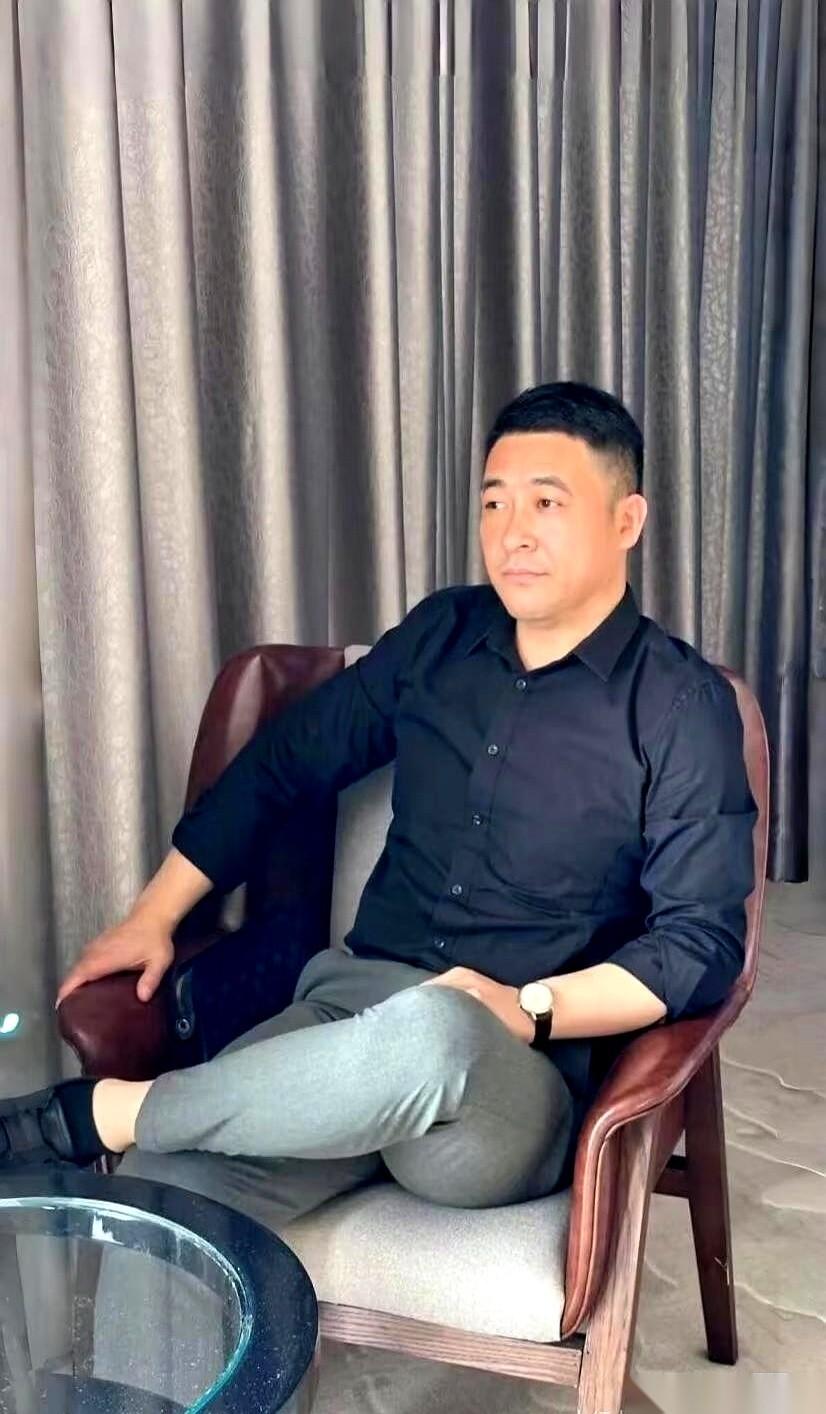 42岁未婚男人去相亲，坐对面的是38岁离异带男孩的女人。两人坐下聊了不到十分钟