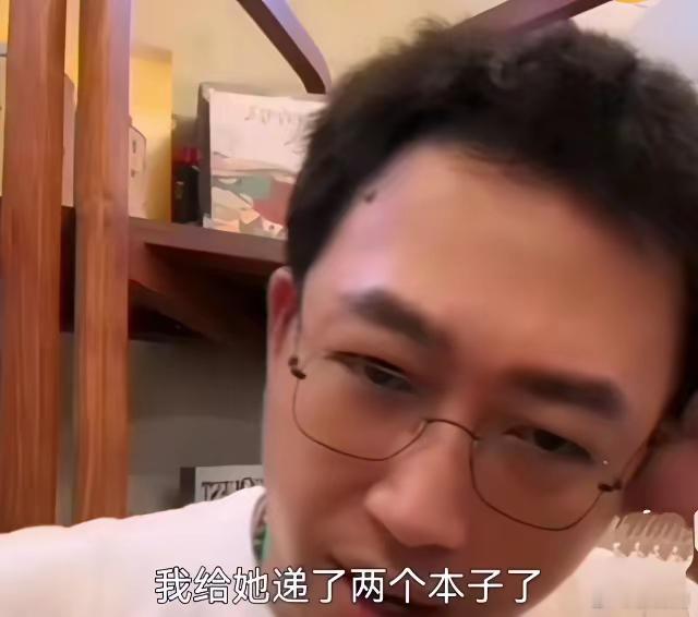 于正又来整活了。这次他盯上了爆火的宋祖儿，直播里说喜欢她，还递了剧本想合作。结果