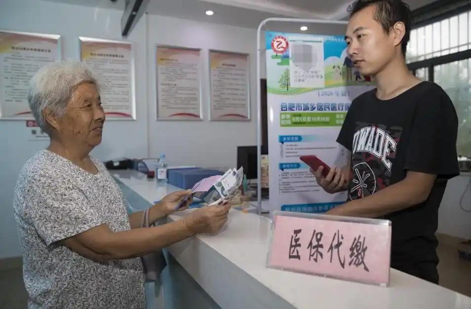 400块，一分没涨，可农民还是不想交！新一年度城乡居民医保又开征了，个人缴费连续