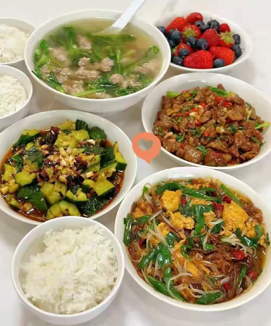 儿子谈了个女孩，今天把她带回来。如果女儿的男朋友第一次来我们家，处于尊重，我也不