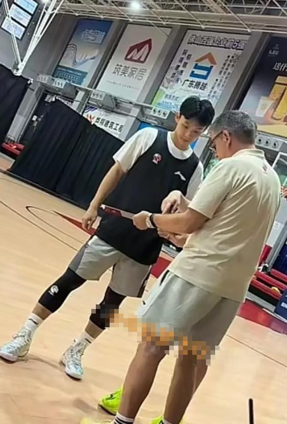 广东队5分不敌香港金牛，黄明依去了吉林队试训！梦飞行报道：据消息人士透露，昨晚，