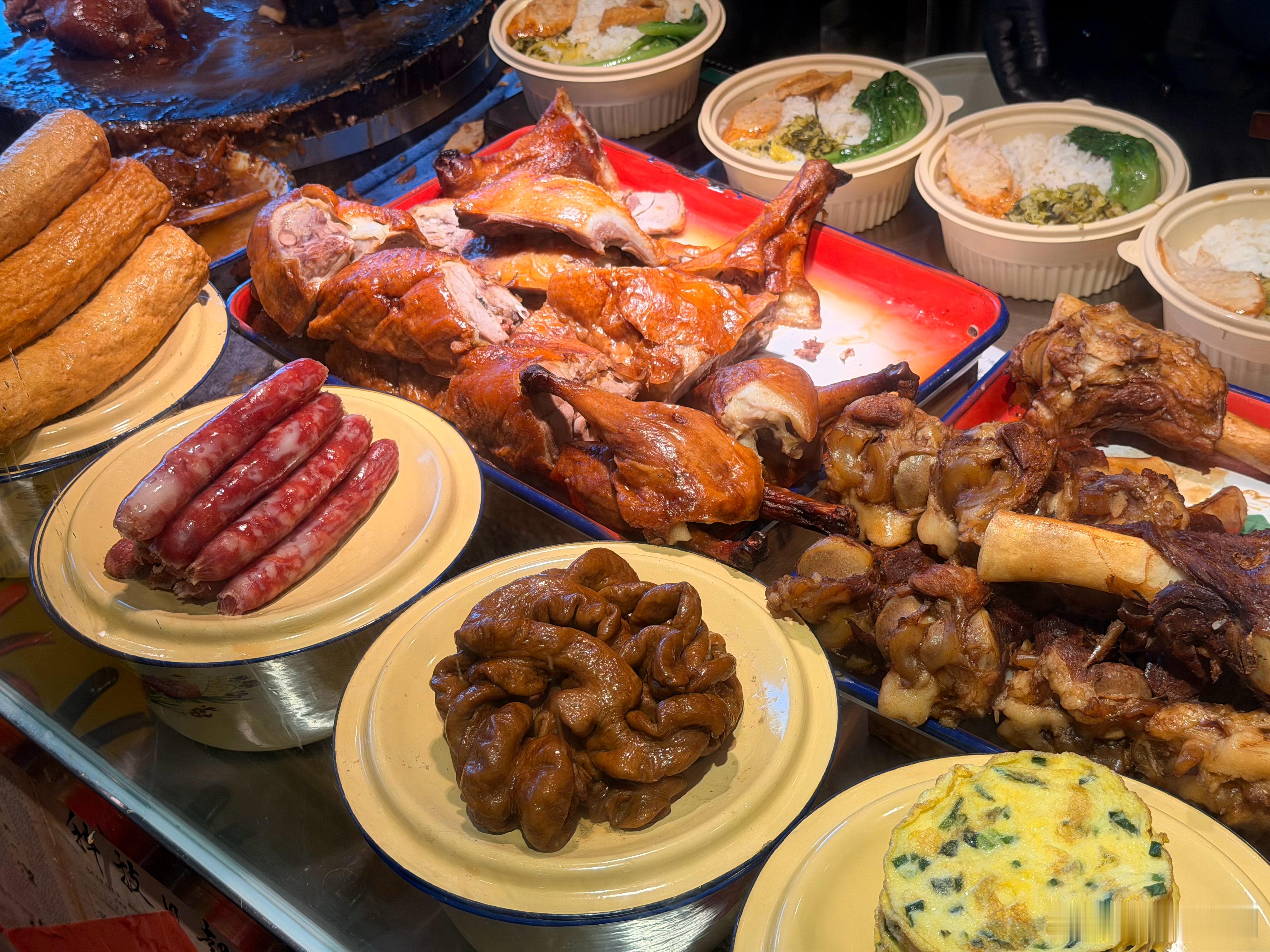 隆江猪脚饭肉炖的特别烂糊汤汁伴着米饭再来点小酸菜那感觉你能明白吗北京