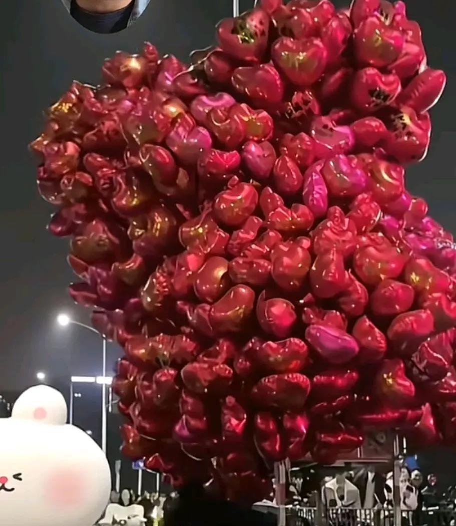 大家都来看看，这人有多坏！2026跨年夜，喜庆的气氛充斥着深圳街头。令人惊愕的是