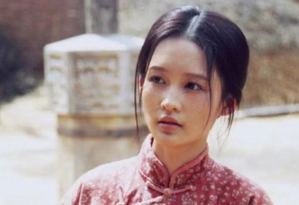 当年在拍摄《白鹿原》时，31岁的李沁与53岁的何冰躺在床上，抱了很久。事后，李沁