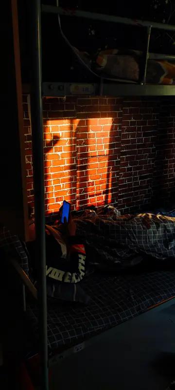 早睡张雪峰离世，全网都在劝人早睡，可很多人搞错了重点。熬夜、长期过劳