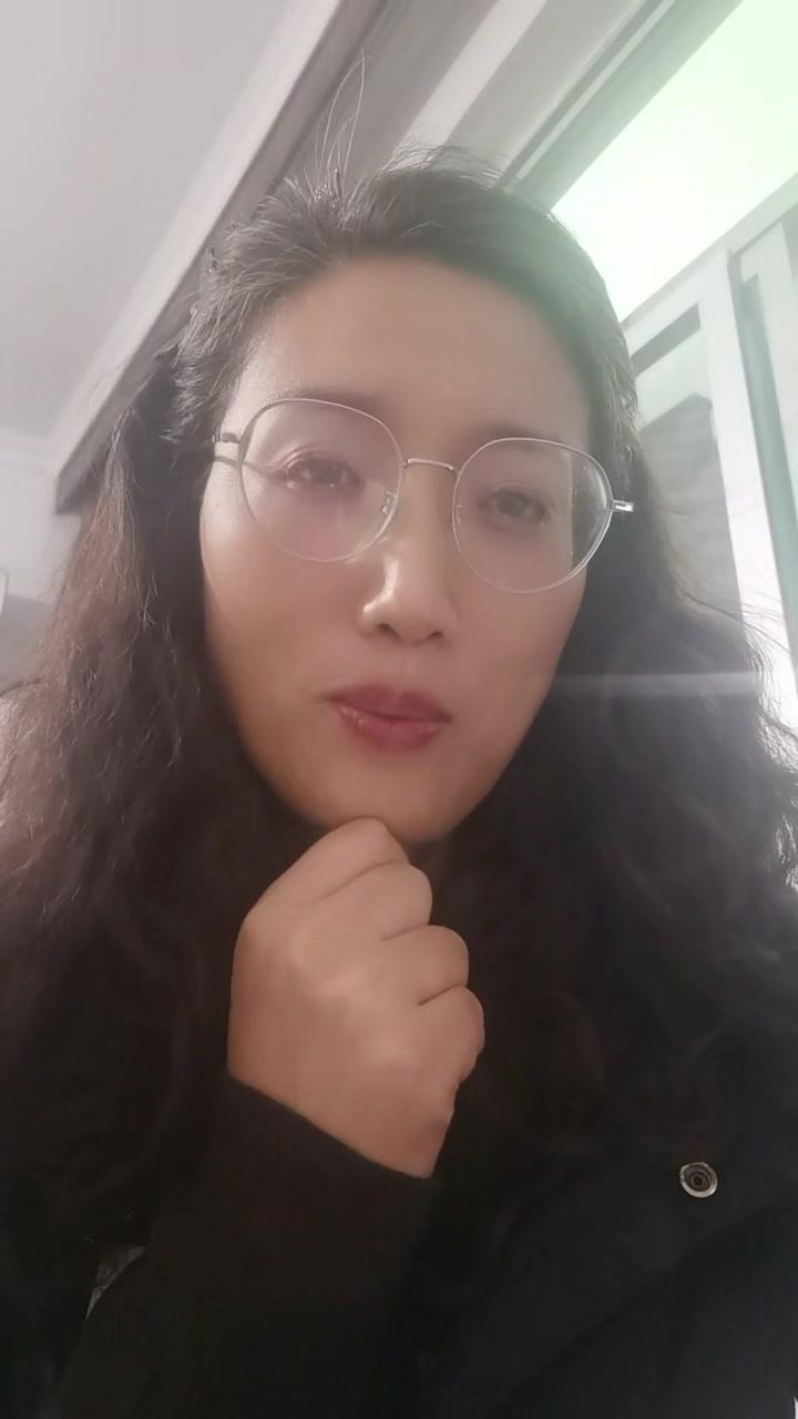 最近好多人都在猜董宇辉团队一年能赚多少钱，各种分析都有，有人说5到10亿，也有人