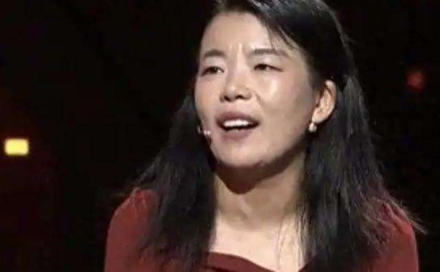 1989年，山东临朐，67岁的老太太在草丛里捡到一个刚出生的小女婴。她抱着孩子挨