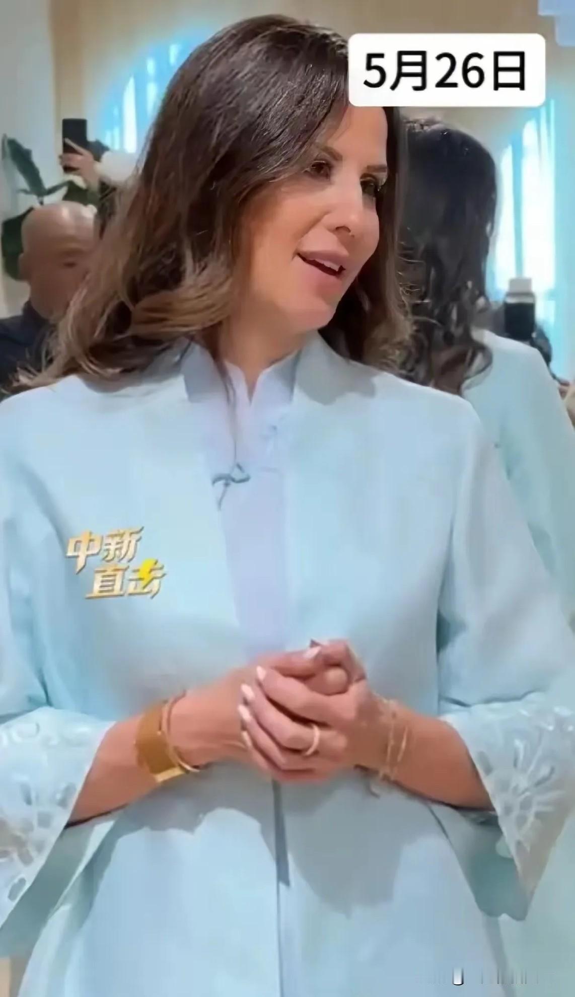 武契奇夫人塔玛拉万万没想到，就在她试穿旗袍之后，网友们竟然强烈要求，让她所逛