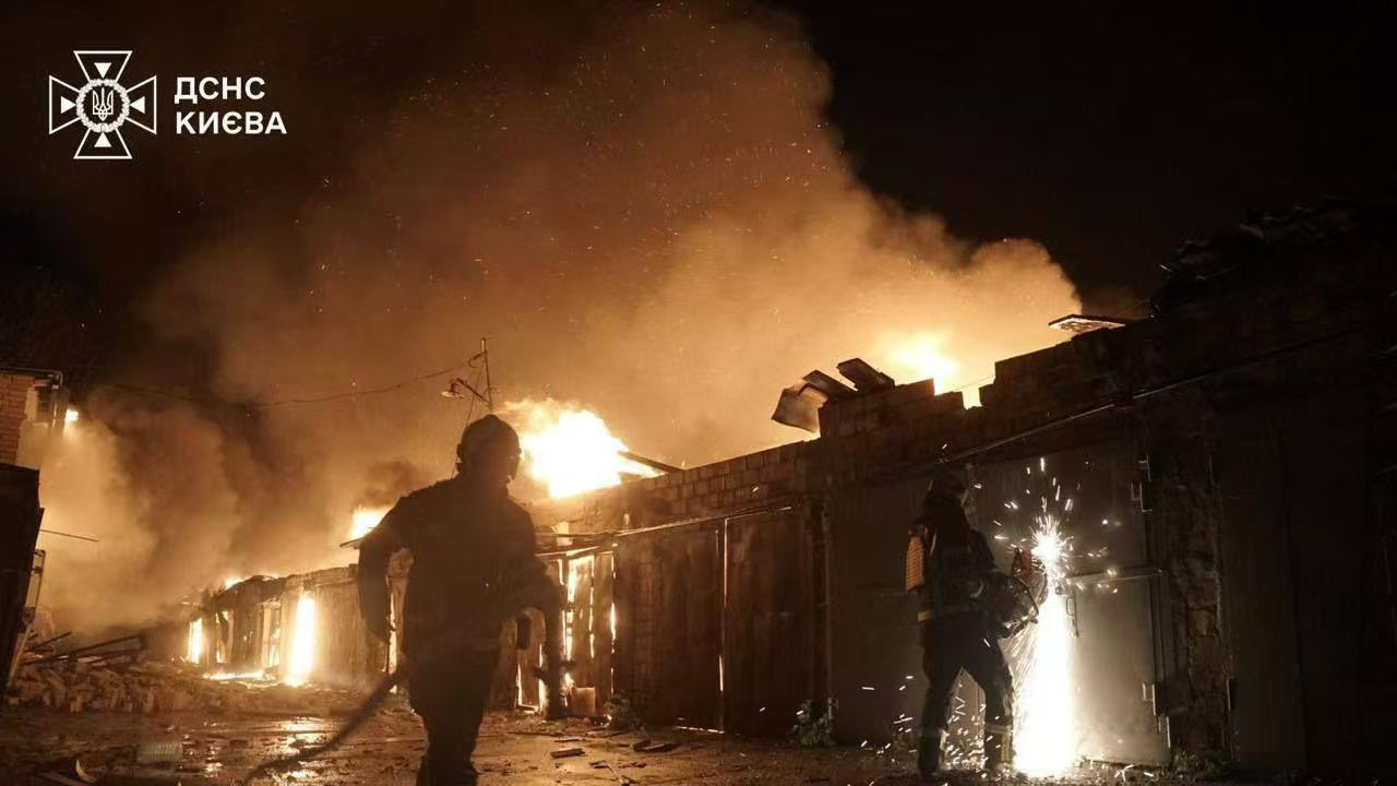 凌晨1点,图160轰炸机围攻基辅:天上全是导弹,泽连斯基已经逃亡
