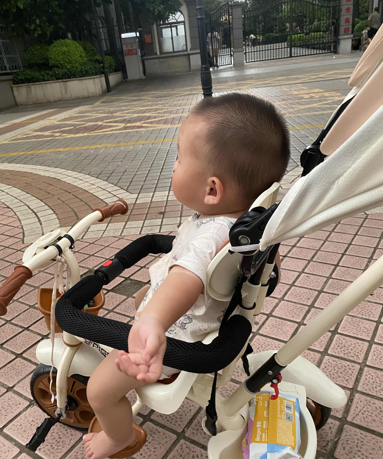 带娃以后才知道：1.孩子长大是一瞬间的事。养孩子不仅需要花钱，更需要花费精力。