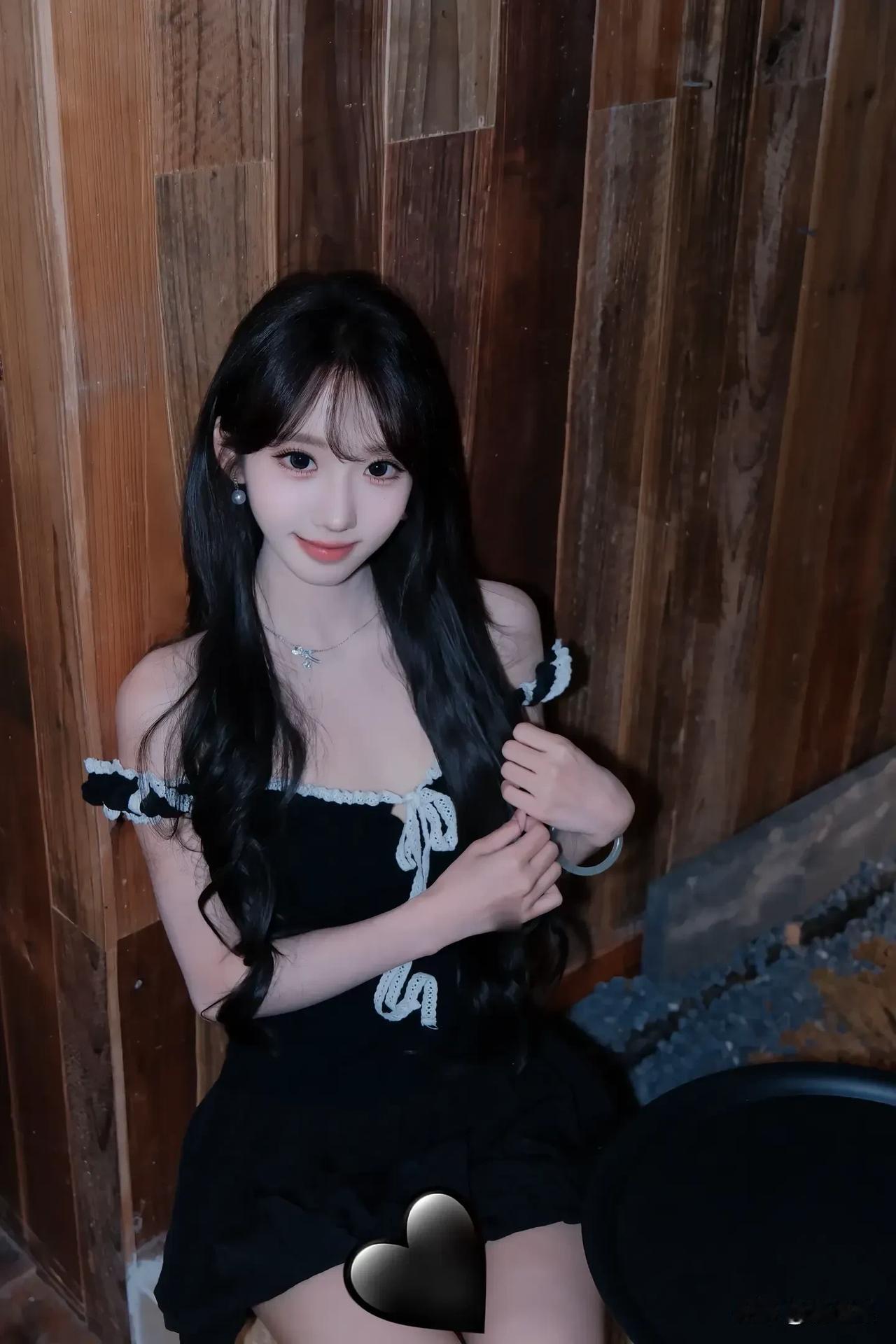 甜美黑裙少女，木质背景下的清新自拍