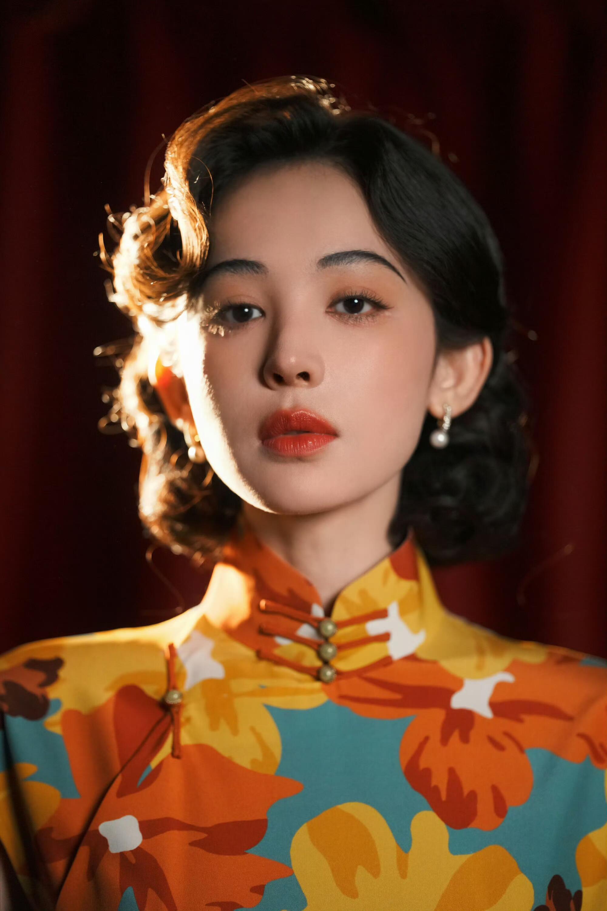 娜扎新剧民国旗袍造型娜扎民国旗袍妆造氛围感直接拉满✨精致五官搭配复古旗袍，身姿雅
