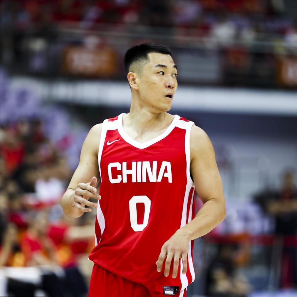 高诗岩现在是“中国贝弗利”了！对阵新西兰，高诗岩在防守端简直贝弗利附体，全场