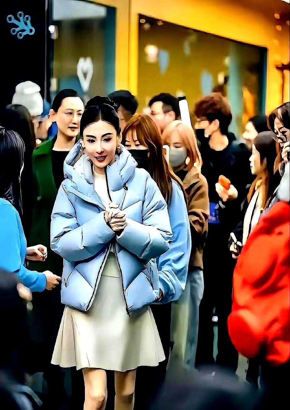 张柏芝被网友称为谢霆锋见过最硬气的女人。她把过去的事儿都翻了篇，从没回头