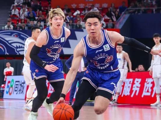 CBA最新消息：据上海男篮队记薛思佳报道：印象中赛季至今，上海男篮赛季至今似乎还
