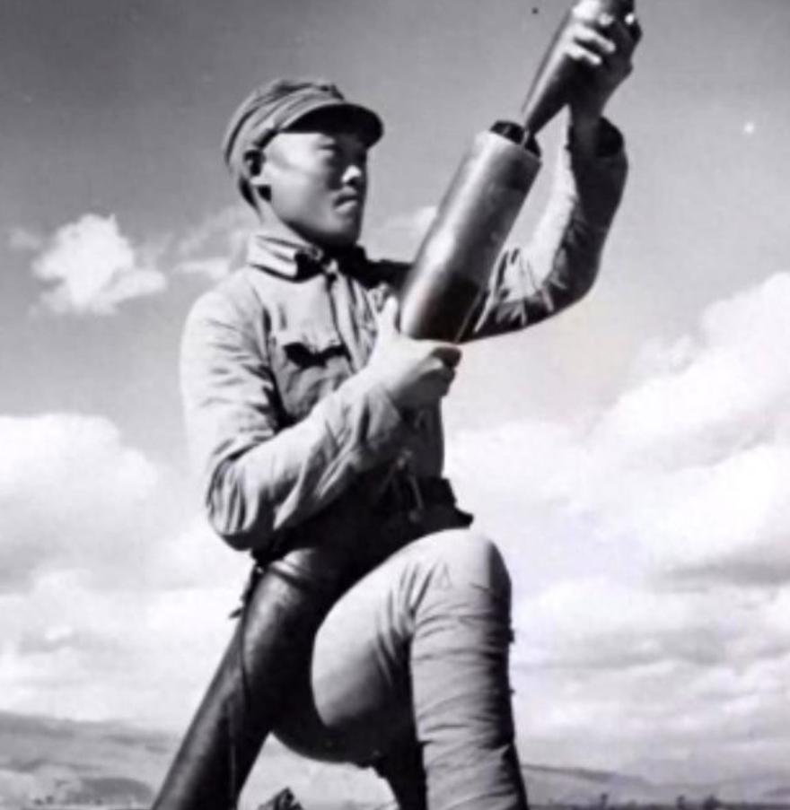 1945年，在山上休息的迫击炮手陈宝柳，忽然发现30多个日军和几个女人，正在不远