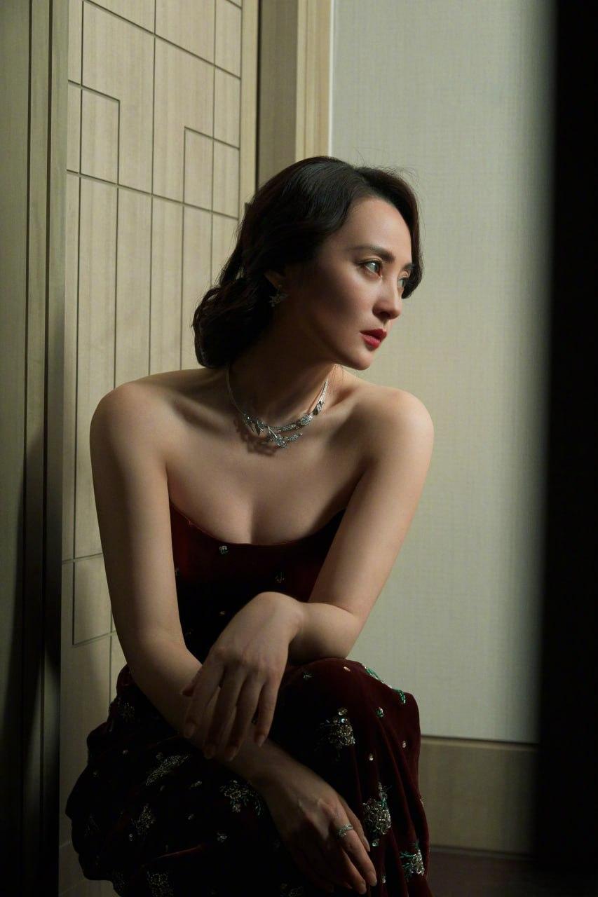 电影奇遇夜活动造型红色丝绒抹胸长裙太火辣了女神辣妹穿搭优雅气质美背杀