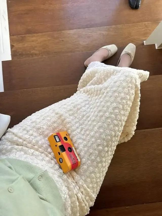 悠闲午后，楼梯上的少女时光