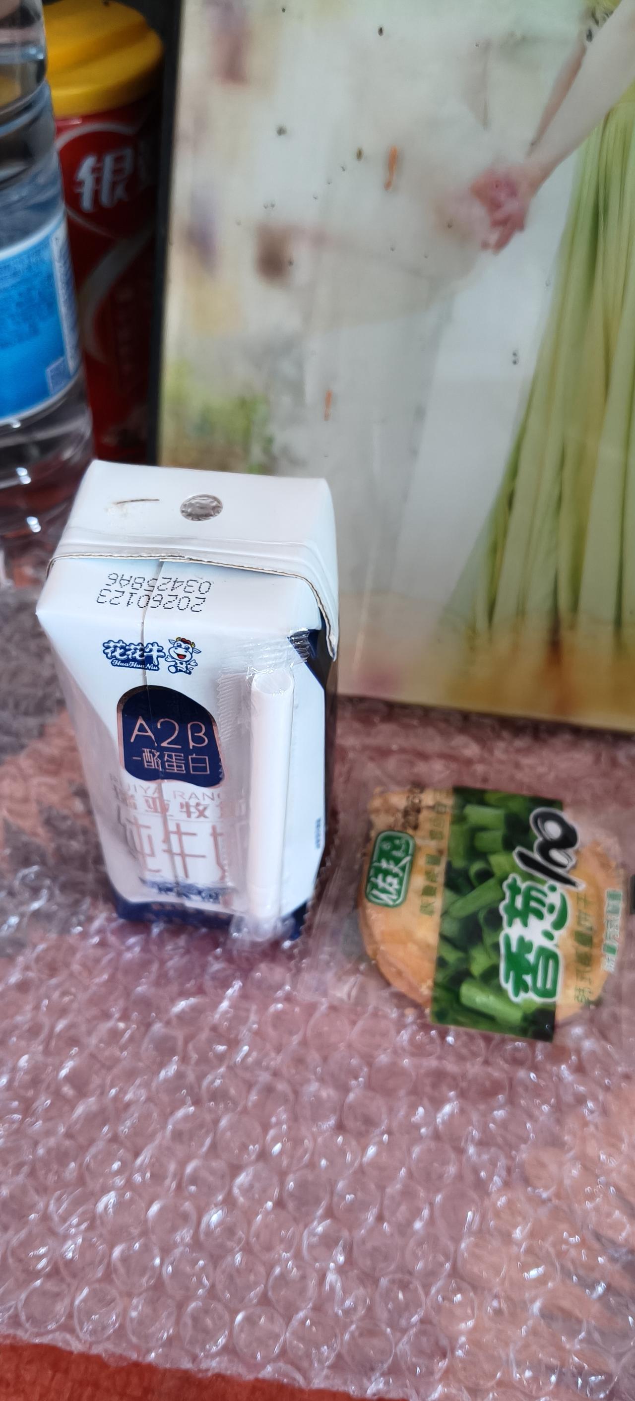 一盒牛奶二块饼干是早餐了