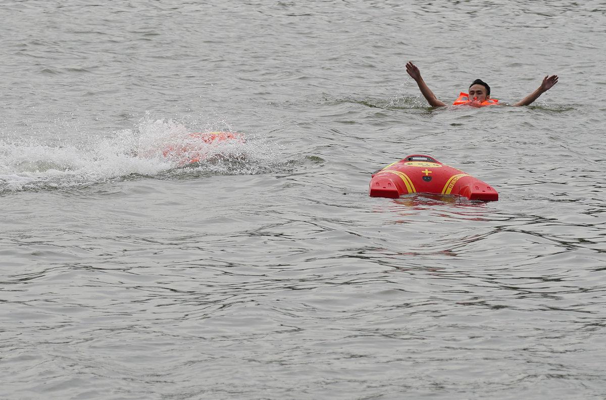 这一事件与近期多地见义勇为案例形成呼应，如山东环卫工冰湖救儿童、东北大学生雪夜救