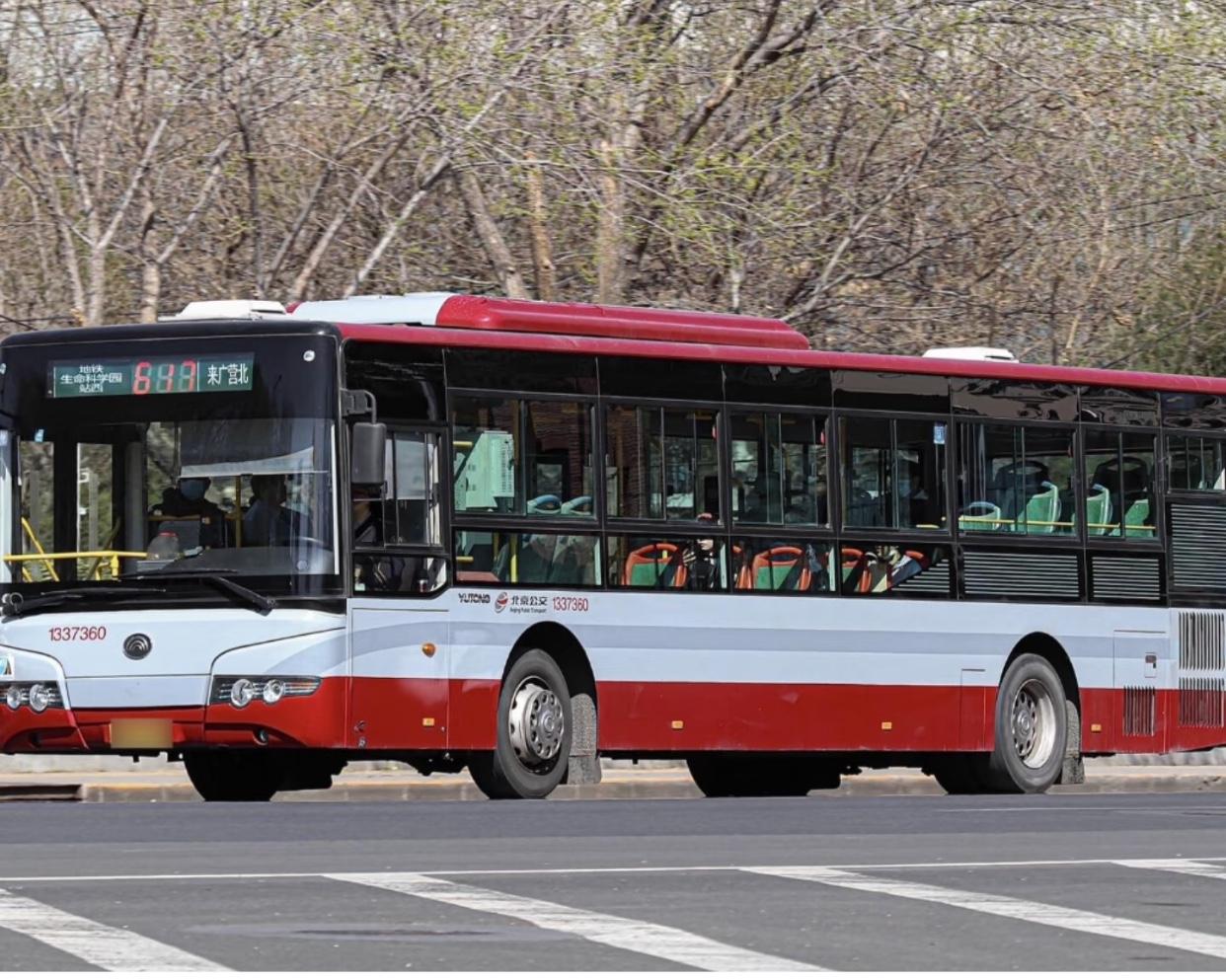 北京的公交车越来越少了，但没想到会是这样。今天中午，等公交车，发现指示牌上标明，
