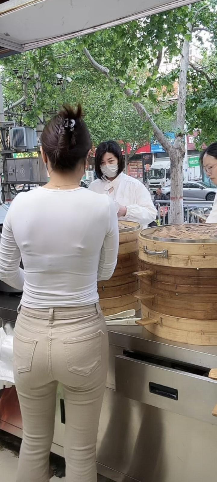 它不再像初春那样带刺，也不似盛夏那般躁烈。掠过枝头，残红被轻轻送向地面，给那争春