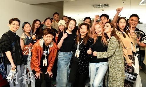 明报：陈滢澳门开唱热舞引爆全场，蔡洁献唱致敬偶像陈滢、蔡洁25日于澳门带来限定现