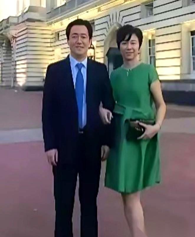 许家印的妻子丁玉梅，现在在英国尝到了什么叫“看得到，摸不着”。英国法院刚刚划下